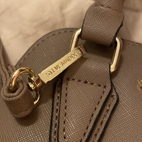 Steve Madden Adjustable Strap BFaith Crossbody Dome Style Satchel - Picture 3 of 7